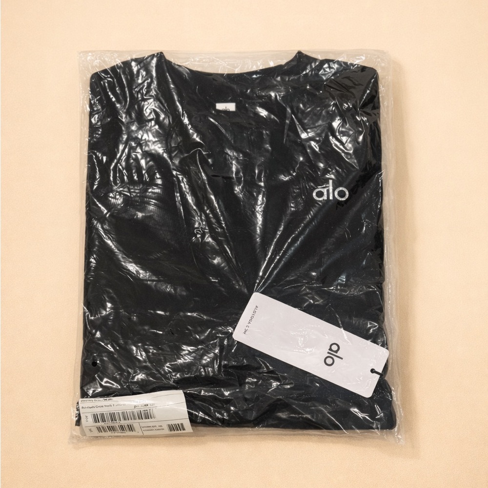 ALO Yoga Black Crewneck Sweatshirt with Subtle Logo - Picture 3 of 4
